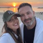 Mali Levi Instagram - בימים האלה השקיעה יכולה להראות כמו שמיים מדממים,אבל כשאני מסתכלת על השמיים האלה ליד אהוב ליבי,אני נזכרת ששקיעות הן רק מופע הפתיחה של הירח והכוכבים שמאירים לנו לילה לילה,סופים והתחלות הן שתי קצוות של אותו חבל...24 אל תלמדי מקודמתך לתפקיד בבקשה תודה 🙄