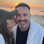 Mali Levi Instagram - בימים האלה השקיעה יכולה להראות כמו שמיים מדממים,אבל כשאני מסתכלת על השמיים האלה ליד אהוב ליבי,אני נזכרת ששקיעות הן רק מופע הפתיחה של הירח והכוכבים שמאירים לנו לילה לילה,סופים והתחלות הן שתי קצוות של אותו חבל...24 אל תלמדי מקודמתך לתפקיד בבקשה תודה 🙄