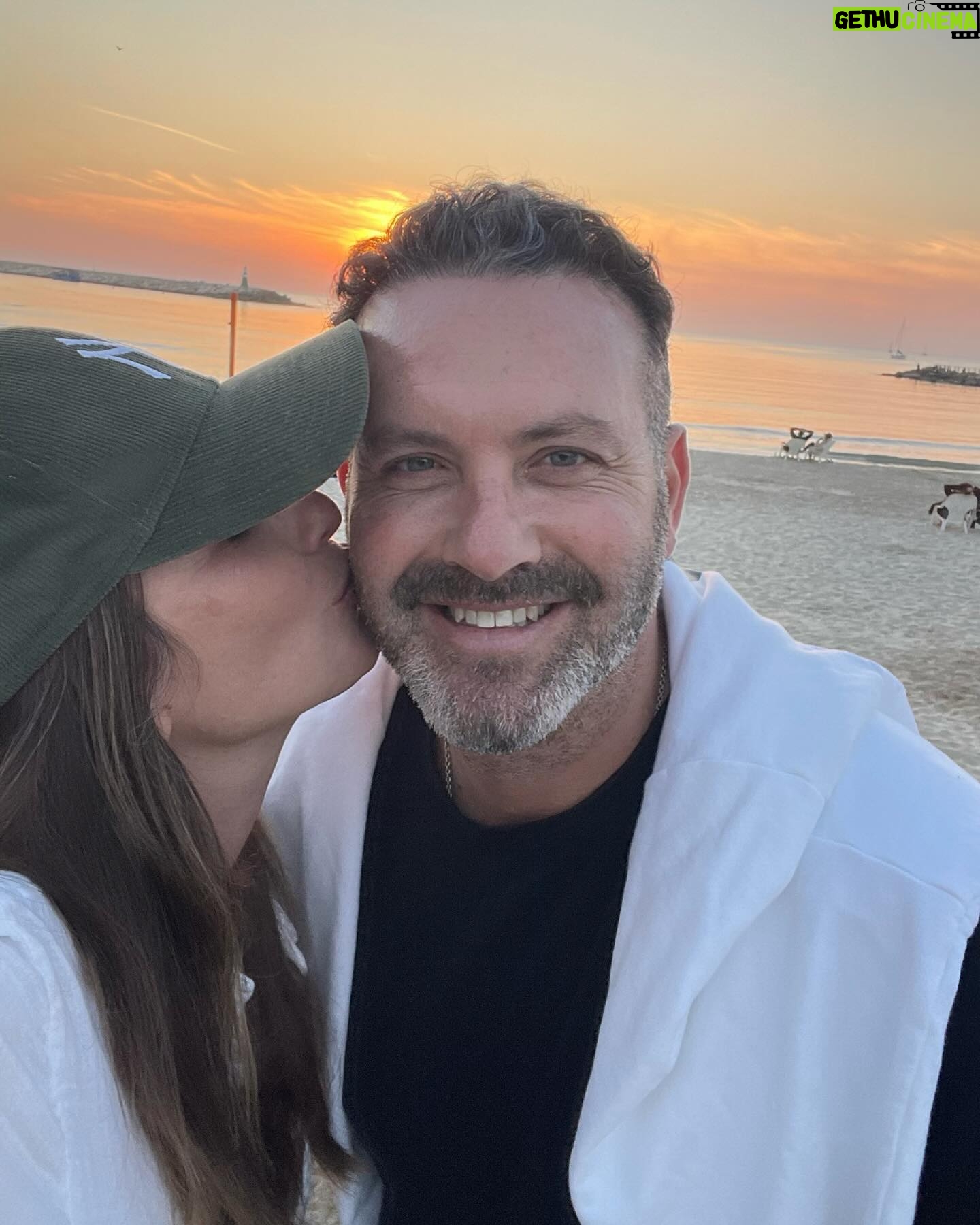 Mali Levi Instagram - בימים האלה השקיעה יכולה להראות כמו שמיים מדממים,אבל כשאני מסתכלת על השמיים האלה ליד אהוב ליבי,אני נזכרת ששקיעות הן רק מופע הפתיחה של הירח והכוכבים שמאירים לנו לילה לילה,סופים והתחלות הן שתי קצוות של אותו חבל...24 אל תלמדי מקודמתך לתפקיד בבקשה תודה 🙄