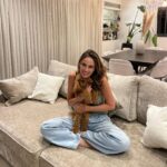 Mali Levi Instagram – איך אני אוהבת את הרגעים האלו כשנכנסת השבת , ויש שקט בבית וכבר כל האוכל מוכן וחם בסירים.. וכל הבית כבר מדוגם :) מזכיר לי את בית ילדותי …חוץ מזה שאז היו סרטים ערבים שהייתי מכורה להם וזה היה הזמן שלי ושל אמא שבו הייתי שמה עליה את הראש וצוללת לתוך הדרמה אנא בחיבק מוסטחיל!!! 
@m_sofa.love