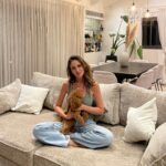 Mali Levi Instagram – איך אני אוהבת את הרגעים האלו כשנכנסת השבת , ויש שקט בבית וכבר כל האוכל מוכן וחם בסירים.. וכל הבית כבר מדוגם :) מזכיר לי את בית ילדותי …חוץ מזה שאז היו סרטים ערבים שהייתי מכורה להם וזה היה הזמן שלי ושל אמא שבו הייתי שמה עליה את הראש וצוללת לתוך הדרמה אנא בחיבק מוסטחיל!!! 
@m_sofa.love