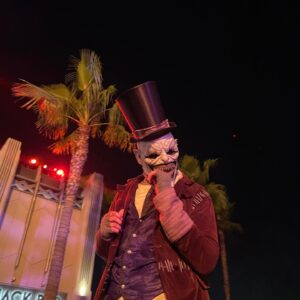 Malia Pyles Instagram - slay @horrornights tysm for having me #univeralhhn 🖤🥀 film by @maiareficco