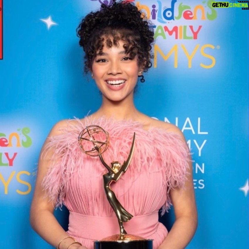 Malia Baker Instagram - Mo, Ms Em and @maybelline !! So grateful to have been nominated alongside this girl :) π @eliesaabworld π @maybelline by @melissa.hernandez π Grammaβs closet ππΎββοΈ by me :)) #sustainablefashion choices by @albrightfashionlibrary