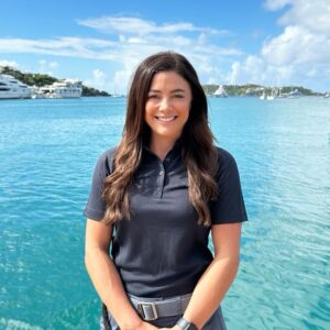 Malia White Instagram - My charter profile photo versus what I actually look like at work 😂⚓️ #yachting #yachtlife #realityversusexpectation