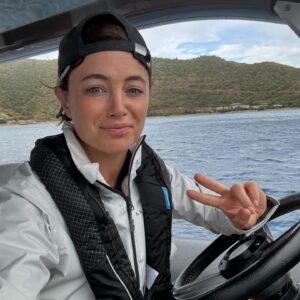 Malia White Instagram - My charter profile photo versus what I actually look like at work 😂⚓️ #yachting #yachtlife #realityversusexpectation