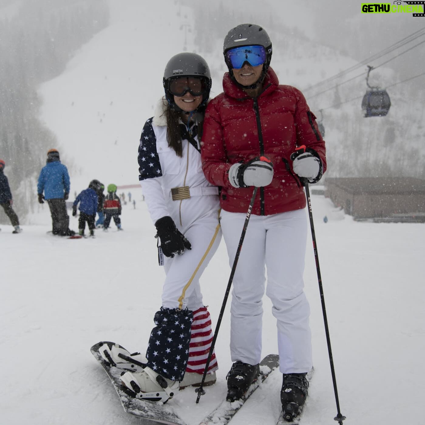 Malia White Instagram - From the Seas to Skis… @captainsandrayawn joins us on the slopes! 🎿⚓️ #winterhouse #belowdeck #bravotv