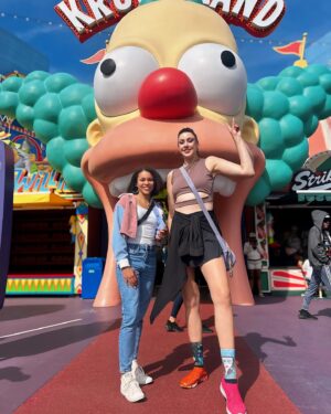 Maliah Arrayah Instagram - Checked it off my list ✌🏼🫶🏼😅 Had so much fun! 
Got to hang out with my friend @its.monicalynne 🫶🏼😇 had a butterbeer so my life is complete or something 🤷🏻‍♀️🤪 ALSO JURASSIC SOAKED US SIT IN THE FRONT IF YOU WANT THAT EXPERIENCE😭