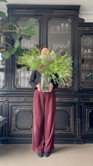 Malin Persson Instagram - Snurrar ihop en bukett av darrande Thalapsi och dansande Blomstermorot! 

Vad tycker ni?

#malinsflowerspin #sezane #sezanelovers #cinematic #elegantstyle  #maximalistinteriors #instagramstoryideas #homedecor #kitchenofinstagram #asteteticfilm #seasonpoetry #romanticizeyourlife #bukett #flowers
