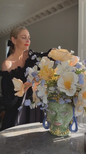 Malin Persson Instagram - En blomstrande evighet..
Man kan ju inte annat än att älska pappblommor som levererar vecka efter vecka!
Tack @sofiaatmokkasin för den härliga buketten🫶

#cinematic #elegantstyle #paperbloom #maximalistinteriors #instagramstoryideas #homedecor #asteteticfilm #seasonpoetry #romanticizeyourlife