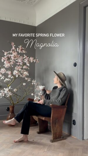 Malin Persson Instagram - Här snackar vi om timing! 
Lagom till påskhelgen blommar min maffiga magnoliagren. Hela rummet luktar vår och jag undrar om man kan ha ett vackrare påskris?

#magnolia #magnoliainbloom #påskris #påsk #easterdecor #cinematic #elegantstyle  #maximalistinteriors #instagramstoryideas #homedecor #livingroominspiration #asteteticfilm #seasonpoetry #romanticizeyourlife @wikwalsoe