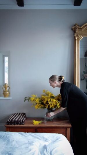 Malin Persson Instagram - Mimosa💛

#mimosa #bedroomdecor #cinematic #elegantstyle  #maximalistinteriors #instagramstoryideas #homedecor #asteteticfilm #seasonpoetry #romanticizeyourlife @wikwalsoe #vase