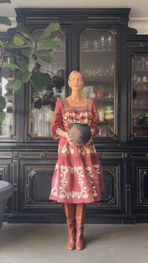 Malin Persson Instagram - Med trassliga hortensior från vinterträdgården och våriga stjärnflockor snurrar jag idag ihop en bukett till alla de kvinnor som genom historien kämpat för de rättigheter som vi i dagens Sverige ser som självklara. 
Heja alla er nutida kvinnor som fortsätter att kämpa på i denna outtröttliga kamp för kvinnors rättigheter runt om i världen💪🏻

#malinsflowerspin #internationalwomensday #sezane #sezanelovers #cinematic #elegantstyle  #maximalistinteriors #instagramstoryideas #homedecor #asteteticfilm #seasonpoetry #romanticizeyourlife