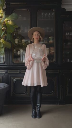 Malin Persson Instagram - Reklam för denna magiska vas från @wikwalsoe som är perfekt till julens maffiga buketter!
Här swingar jag ihop en laxrosa historia, amaryllis tillsammans med mossiga lärkkvistar. 
Och vi knyter rosetter kring ALLT i jul ellerhur? 

#amaryllisflower #christmasbouquet #flowers #scandihome #scandinaviandesign #wik&walsøe #antique #hyhyggehome #spin #jul #julblommor #amaryllis