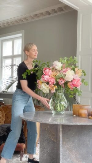 Malin Persson Instagram - Är ni trötta på tulpaner vid detta laget??
Det råder nämligen tulpanfrossa här hemma! 
Buketter i varje hörn🌷🌷🌷

#tulips #tulipaofinstagram #cinematic #elegantstyle  #maximalistinteriors #myhyggehome #countryliving #instagramstoryideas #homedecor #asteteticfilm #seasonpoetry #romanticizeyourlife #hyggehome #skandinavianhome #cozyhome #myhomestyle #vintagehomedecor