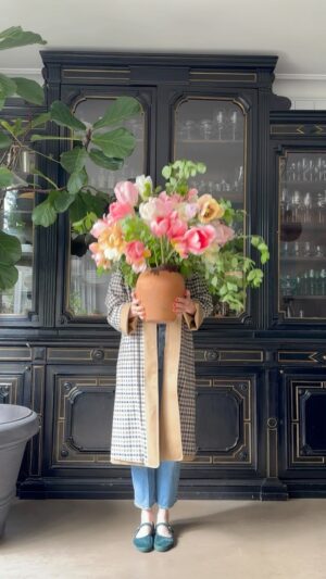 Malin Persson Instagram - Skördar hemodlade tulpaner, vägrar bära strumpor och ullkappan är utbytt till trench. 
Jag tror minsann det är vår i luften?!

#malinsflowerspin #tulipsofinstagram #cinematic #elegantstyle  #maximalistinteriors #myhyggehome #countryliving #sezanelovers #sézane #instagramstoryideas #homedecor #kitchendesign #asteteticfilm #seasonpoetry #romanticizeyourlife #hyggehome #skandinavianhome #cozyhome #myhomestyle #vintagehomedecor