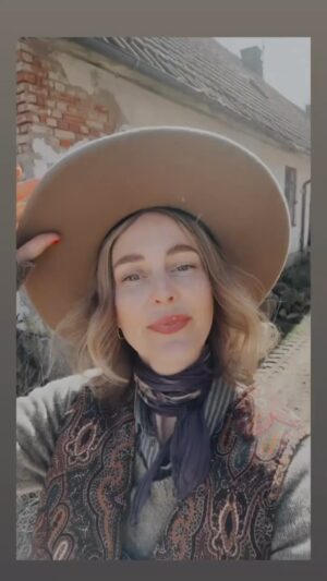 Malin Persson Instagram - Igår träffade jag detta härliga gänget!
Vi smider planer inför 2025, ännu en säsong av Trädgårdstider, hurra🌱

Den 19 mars visas första avsnittet av allt härligt vi spelade in förra året. Och jag kan berätta att det kommer bli en fantastisk säsong och det är så kul att ha vår danske nya kompis @adamaamann med oss som bjuder på läckra recept från trädgården. 

Vi har väl snart gjort allt man kan göra i en trädgård (och lite till😝) men det är ju det som är så kul att man kan göra på tusen olika sätt!

Men, nu är frågan: Vad vill Du se 2025??
Kom gärna med tips och idéer! 

@pernillamc @johtay @adamaamann @svt @guldkanten_svt #trädgårdstider #trädgårdsinspiration #trädgårdstv #gardeninglife #gardentv #spring #odlarglädje #odla
