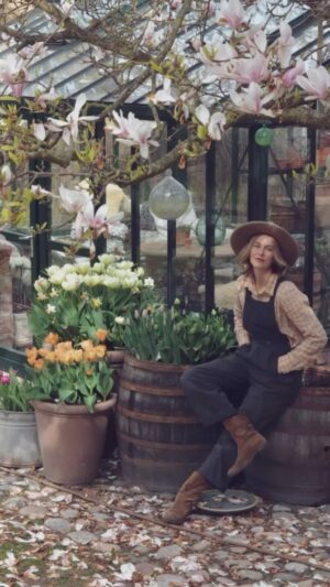 Malin Persson Instagram - Jag har sagt det förr och jag säger det igen.
Man ångrar aldrig en lök!🧅 

#tulips #tulipaofinstagram #garden #gardendesign #springtime #florea #trädgårdsinspiration #trädgårdsliv #cinematic #elegantstyle  #maximalisticgarden #instagramstoryideas #homedecor #asteteticfilm #seasonpoetry #romanticizeyourlife @nygardsanna.se @floreagarden @franka_fedora @lauvring.dk