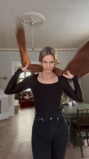Malin Persson Instagram - All wrapped up for the weekend🎀

Ha en fin Fredag i vinterrusket! 

#cinematic #elegantstyle  #maximalistinteriors #instagramstoryideas #homedecor #mystyle #asteteticfilm #seasonpoetry #romanticizeyourlife