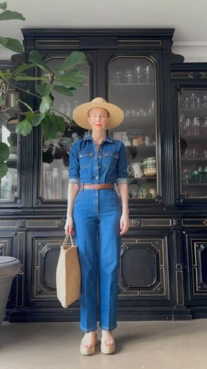 Malin Persson Instagram - Nu är det officiellt, det metrologisk sommar i Malmö! Stråhatten är på och trädgården är full av narcisser, ranunklar och blyga tulpaner. 
Inte en dag för tidigt om du frågar mig! 

Ha en riktigt fin helg alla fina och njut av detta glädjebesked 💚🌱🌸

#malinsflowerspin #sezane #sezanelovers #cinematic #elegantstyle  #maximalistinteriors #instagramstoryideas #homedecor #meterologicspring #kitchenofinstagram #asteteticfilm #seasonpoetry #romanticizeyourlife
