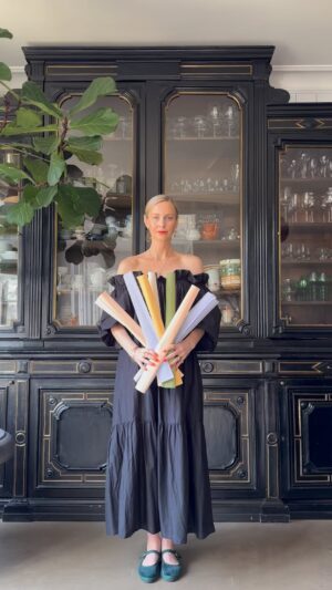 Malin Persson Instagram - Från några rullar kräppapper till de mest svulstiga pioner, eleganta rosenskäror och graciösa vallmoblommor du nånsin skådat - på bara ett litet snurr?
Om det ändå vore så enkelt..

Bak denna drömlika bukett som aldrig vissnar står konstnären @sofiaatmokkasin som med sitt fantastiska hantverk skapar magi med papper där just blomman står i fokus. 

In och följ hennes konto så håller du koll på när hon anordnar workshops.
Jag har gått en liten crasch course med Sofia i pappersblommor, såååå pilligt och tidskrävande men fantastiskt kul!

Jag har även hört att @sofiaatmokkasin har en ny bok på gång, så stay tuned!

Har ni provat att skapa egna pappersblommor? 

#cinematic #malinsflowerspin #paperflowers #papercrafts #elegantstyle  #maximalistinteriors #instagramstoryideas #homedecor #kitchendecor #asteteticfilm #seasonpoetry #romanticizeyourlife