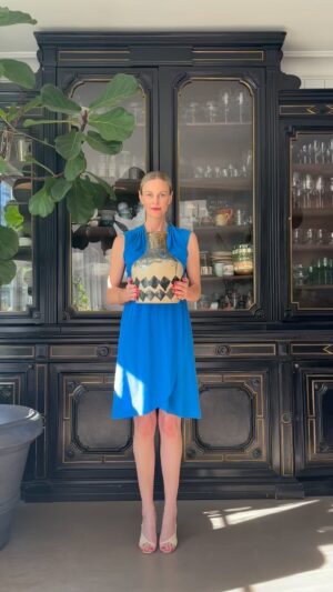 Malin Persson Instagram - Snurrar in denna fredagen med en bukett väldoftande syrener, den magiska doften sprider sig i hela huset och jag älskar det!

Har ni några bra tips på hur man får syrenen att stå länge i vas, hit me!

Ha en riktigt fin fredag🌸

#syren #malinsflowerspin #bouquet #maximalistinteriors #myhyggehome #countryliving #instagramstoryideas #homedecor #kitchendesign #asteteticfilm #seasonpoetry #romanticizeyourlife #hyggehome #skandinavianhome #cozyhome #myhomestyle