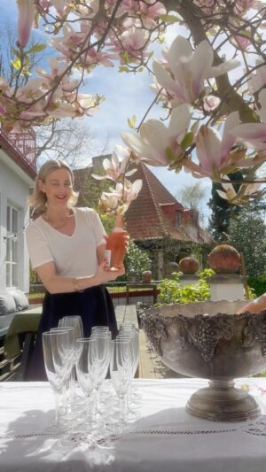 Malin Persson Instagram - Valborg, bubbel och en blomstrande trädgård. 
Vad mer kan man begäran av den 30e april?
Hur många år har man inte stått där med vinterkappan och huttrat framför vårelden? 
Men så plötsligt infinner sig en valborgsmässoafton som vi alla vill minnas den. Sol, blå himmel och upp till 20 grader varmt i Malmö, här ska det njutas!
Glad valborg mina vänner🌸

P.S. Vad tycker ni om min nya vinkyl? Fyndade för 20 euro i Rom!

#cinematic #elegantstyle  #gardendesign #magnolia #myhyggehome#countryliving #instagramstoryideas #homedecor 
#asteteticfilm #seasonpoetry #romanticizeyourlife #hyggehome #skandinavianhome #cozyhome #myhomestyle #vintagehomedecor