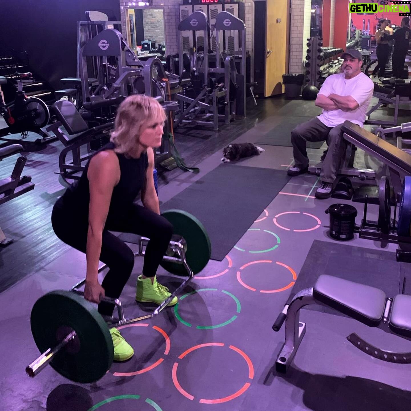 Malin Åkerman Instagram - Working hard to bring Margo Banks to life y’all 💫 with none other than the legendary @grantrobertsfit #thehuntingwives @starz @may_cobb @rebecca_p_cutter