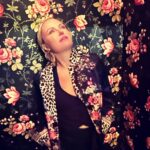 Malin Åkerman Instagram - Fitting in like a wall flower 🌸 #girlsnight 📸 @marandahair