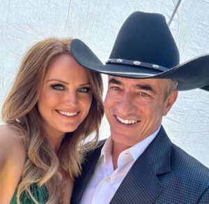 Malin Åkerman Instagram - Meet Mr and Mrs Banks 💫 #thehuntingwives Oh we’ve got something cooking alright 😎. Repost from @dermotmulroney
•
this is how it’s done ❤️🤠✅ @malinakerman @rebecca_p_cutter @may_cobb @starz #THW start of production on The Hunting Wives 🙏