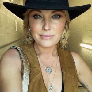 Malin Åkerman Instagram - This gal got up to no good last night 🤠😎 @coyotejoes with the cast and crew of #thehuntingwives #yeehaw #aboutlastnight #dance