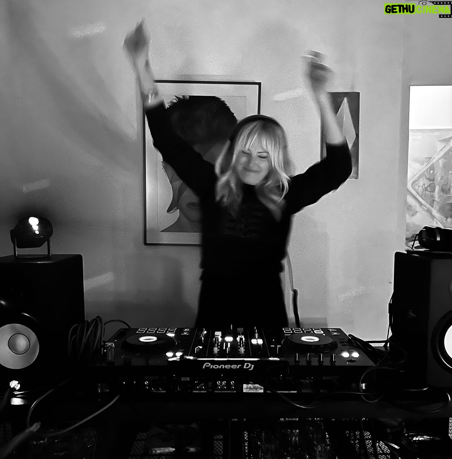 Malin Åkerman Instagram - Ok Monday…let’s get it started! 🪩#monday