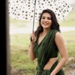 Malina Instagram - Monsoon does have an effect 🌧️ @gk_.photography._ @littleheartbyabu @_divyakarthika @ramya_makeovers_ @izhaimadras @shri_she #reelsvideo #diwali2023 #diwalivibes✨ #reelsinstagram #reelitfeelit #explorepage #kiliyekiliye #reelsindia
