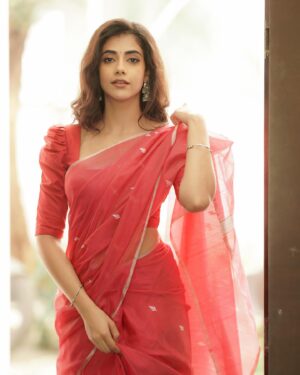 Malina Instagram - You define yourself nothing else does 🌷

Shot by : @camerasenthil 
Makeup by : @pavihairandmakeup 
Wardrobe: @kaarigai.sarees 

@rrajeshananda 

#instagram #indianwoman #sareelove #sareelovers #photoshoot #photooftheday #model #actress #instagood #instalike #instadaily #instamood