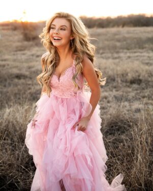 Mallory James Mahoney Instagram - Happy Easter Friends, Today is for New Beginnings, Starting Over, and for Hope for what we thought was lost is now found or renewed. Today reminds us to know just how loved we are! 💖🐣✝️💐🐇✝️💖