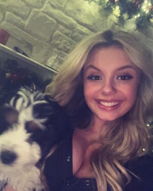 Mallory James Mahoney Instagram - Hello December You’re The Last One, So Be The BEST One! 🎄📅🎅🏻❄️☃️✝️💖
#itsbeginningtolookalotlikechristmas
#december 
#holiday 
#bernedoodle 
#PenaltyKiller
