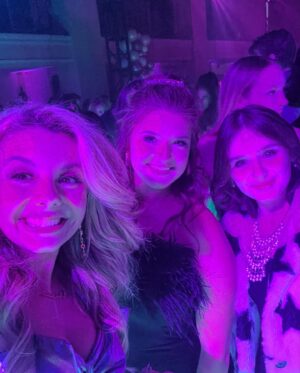 Mallory James Mahoney Instagram - Prom?? Heck Yeah!!! I never went to Prom so this counts…Right?!🤣#PromPactMoviePremiere
So much fun, thank you @disneybrandtvpr 
All the cast and crew did a fantastic job. 

Styled By Amazing: @thekeishastewartexperience 
Glow by: @kalonbronzeandbody 

Get your glow with a discount using my 
code: MJMTAN