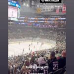 Mallory James Mahoney Instagram – Wonderful night tonight in #hockeywood  @lakings OT Win with fantastic people
 🖤👑🩶🏒 @ross_lynch @sterlingbeaumon @georgialeefilms
Thank you for hosting us @lakings @sterlingbeaumon