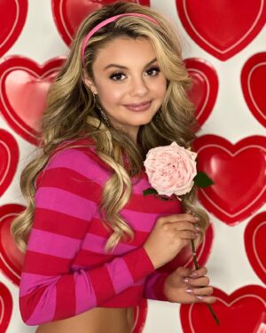 Mallory James Mahoney Instagram - Happy Valentine’s Day Friends💖 
I hope you are enjoying your loved ones, and all you single friends I’m sending this rose to you! 💖🌹💖

Makeup: @ash_can 
Tan: @kalonbronzeandbody 
Hair: @janicez03 
Shoot design: @macy.blackwell