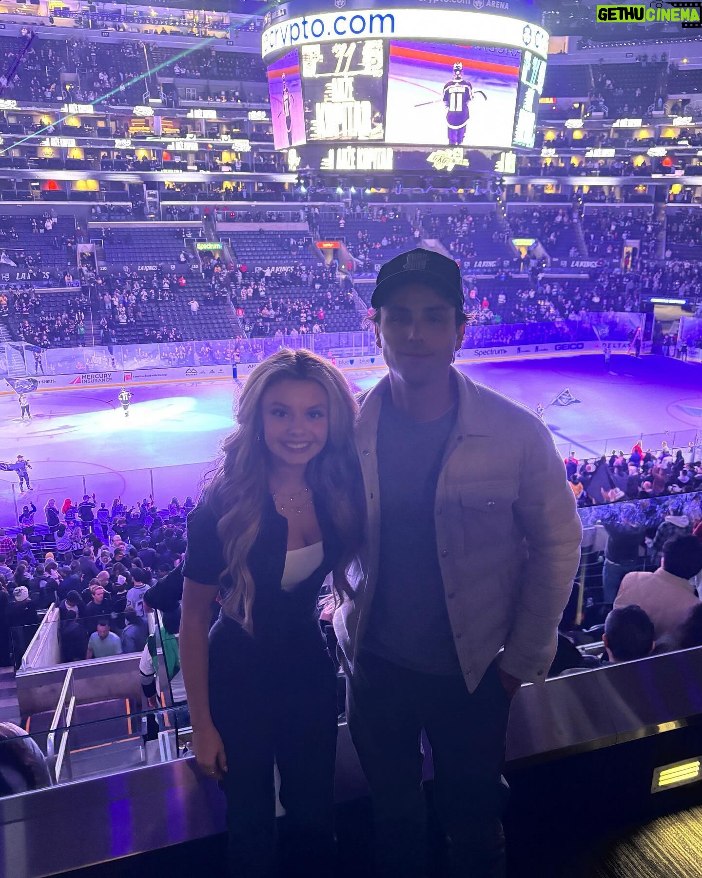 Mallory James Mahoney Instagram - Wonderful night tonight in #hockeywood @lakings OT Win with fantastic people π€ππ©Άπ @ross_lynch @sterlingbeaumon @georgialeefilms Thank you for hosting us @lakings @sterlingbeaumon