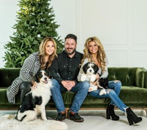 Mallory James Mahoney Instagram - Merry Christmas and Happy Holidays from The Mahoney Family! I’m so thankful for each of you friends. I hope you are enjoying today! ❤️🎄🌟💚
#family
#christmaspictures 
#bernedoodle 
#puppy