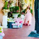 Mallory James Mahoney Instagram - Nature’s Confetti 🌸🌎🌷💐🌺🌸💖 Dress: @joyfolie Adrienne Impact Dress in Blush🌸 📸: @gypsyroadphotography Hair: @collectivehairstudio_140 Glow: @tan2glowfw