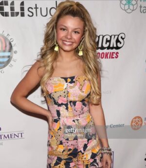 Mallory James Mahoney Instagram - Thank you so much for having me @breakingthechainsfdn  at the How to Love Your Selfie Event!  Such great work you are doing helping our youth with having a healthy mind and body! 💖