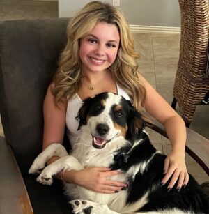 Mallory James Mahoney Instagram - Wishing you a smiley week! Happy Monday Friends💖 doesn’t @the.lord.stanley have the best smile😁🐶
#mondaymotivation