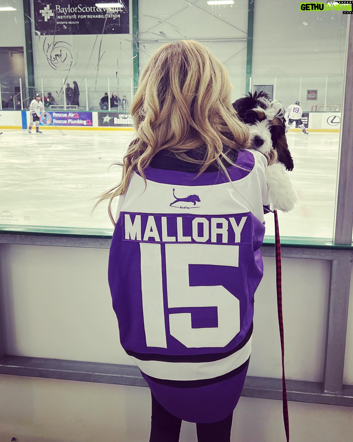 Mallory James Mahoney Instagram - Thank you so much @tcuhockey for inviting me and being so kind and generous! I had a fantastic night 💜🏒💜🥅💜#GoFrogs #hockey #PuckDrop