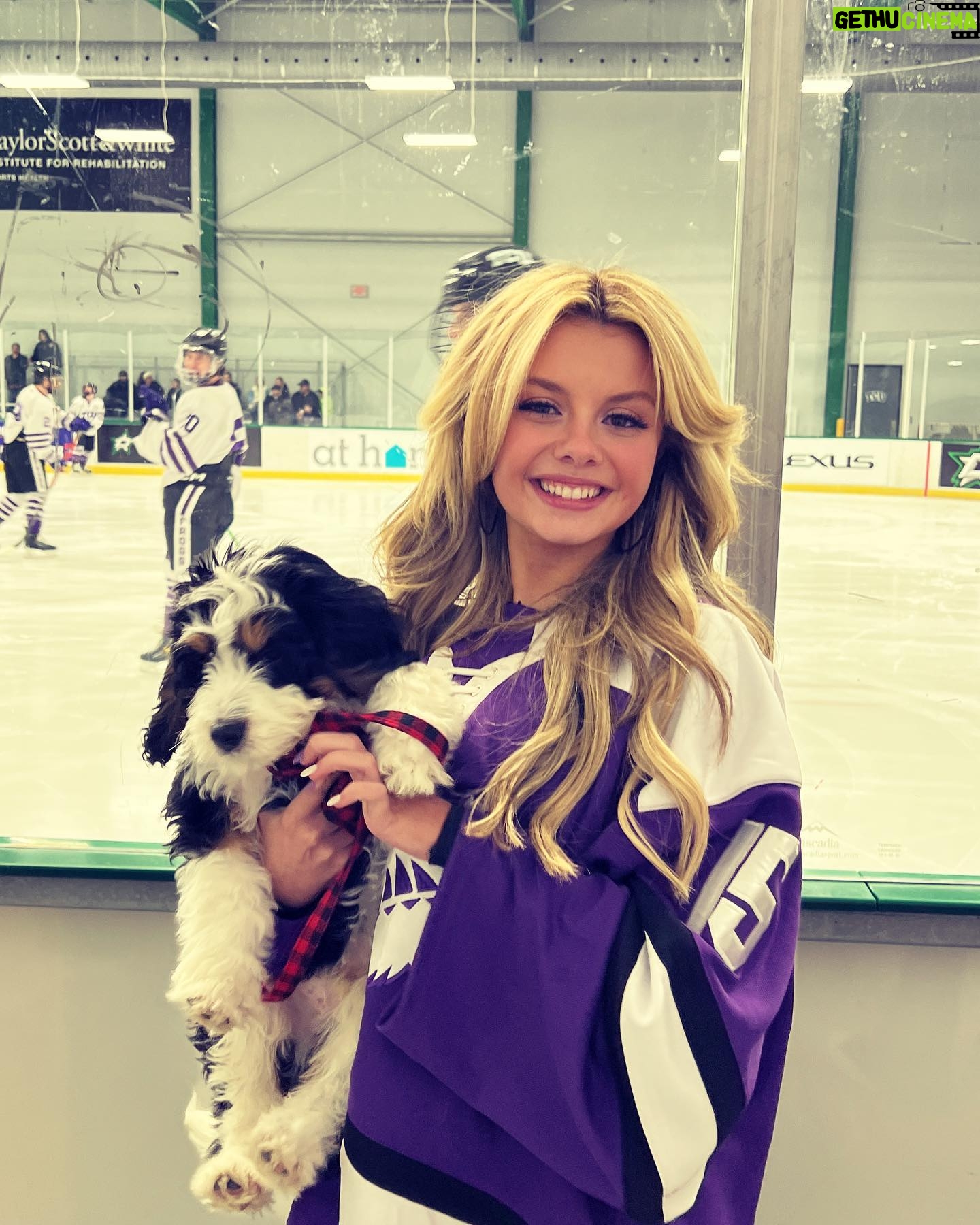 Mallory James Mahoney Instagram - Thank you so much @tcuhockey for inviting me and being so kind and generous! I had a fantastic night 💜🏒💜🥅💜#GoFrogs #hockey #PuckDrop