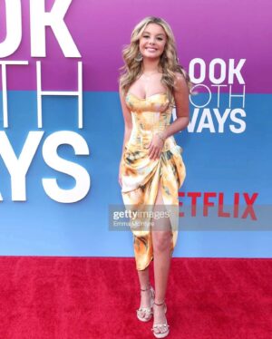 Mallory James Mahoney Instagram - Love me some @gettyimages  thanks friends for sending my way💖! #lookbothwaysnetflix  #movie #redcarpet  #netflix More to come…

Makeup: @ash_can 
Style: pinktutus
Hair: @janicez03