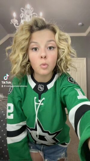 Mallory James Mahoney Instagram - Let’s go @dallasstars 🌟💚🌟💚🌟 ft. my natural curls👩🏼‍🦱 #show #texashockey #blonde #curlyhair #taylorswift #elvis  #lanadelrey #dallasstars