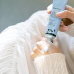 Manaka Shida Instagram - . 【pui Cica Cream】予約販売のお知らせ 明日12月22日21時から予約販売を開始します🐋 アイテムはもちろん、初回特典もファンの方に 喜んでいただけるよう真剣に考えました😌 初のスキンケアプロデュースで 男女ともに使える本当に素敵な商品ができたので 是非puiを毎日のスキンケアに追加してみてください〜！ お肌の悩みが私もそうだけど、みんなも色々あると思います😌 puiのシカクリームは「全方位から選ばずケアするCica」を コンセプトに、いろんなケアをしたいけど puiを使っていれば安心と思ってもらえるような お守りコスメの存在を目指して作りました。！ パッケージもテクスチャーも私の大好きな水色にしました。 合成着色料を使わずに、この色を出すのは大変だったけど 頑張りました🐋 アレルギーテストも実施させていただいて、 敏感肌の人にも安心して使っていただけます。！ パッケージも男女ともに使っていただきたかったので、 ユニセックスなデザインにしてみました👫 是非毎日のスキンケアに puiのシカクリームを追加してみてください🤍 ーーーーーーーーーーーーーーーーーー pui「Cica Cream」 ■こんな方におすすめ ☑️ニキビなどの肌荒れが気になる方 ☑️たくさん肌悩みがある方 ☑️漠然ときれいなお肌を維持したい方 ☑️これからスキンケアを始めてみたい方 ☑️異性からお肌を褒められたい方 ■販売価格 1ヶ月分40g　3,980円（税抜） ※先行予約では限定の2大豪華特典＋送料無料 ■先行予約受付 12月22日(火)21時から ■一般発売開始 1月16日(土) ※ご予約いただいたお客様の発送は1月19日週を予定しています。 ■初回特典について この後、公式LINEなどで発表します！ なお、予約特典の条件はそれぞれ下記の通りになります。 予約特典①　先着1,000名 予約特典②　12月25日23：59までにご予約いただいたお客様 予約特典③　近日公開 今年最後の私からのプレゼント、是非ゲットしてね！ #pui #cicacream #シカクリーム