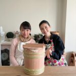Manami Hashimoto Instagram – @ruban_kumi さんのところでお味噌作り🥰体のため、健康のため、美容のため毎日のお味噌汁がほんとに大事なので、お味噌汁とってもおすすめ❗️❗️できれば手作りのお味噌がいいですけど作れない方は購入でも！
お野菜もたくさんとれるし、腸活になって免疫力もあがるしいいことづくし🥰今年は息子にも少し手伝ってもらいました(^^)子供の菌が入るとさらに美味しくなるんだって😊出来上がるのが楽しみです💓
ランチの味噌煮込みうどんも美味しかったぁ！