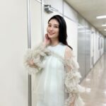 Manami Hashimoto Instagram - 明日放送の　#NHK #土スタ　イエナガスペシャルで町田啓太さんが出演されるので私も少しVTR出演します😊 衣装可愛い💓お腹も目立ってきました🤰 チュール @niana_bflat ワンピ @lanvin_en_bleu_womens イヤリング @sorbet_accessory リング @agu_officia @higashiyamapr ブーツ @labelleetudo_official